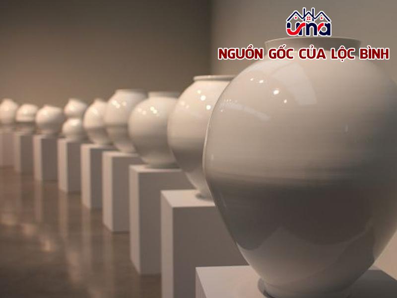Đôi lục bình gỗ lớn được đặt trang trọng, mang ý nghĩa phong thủy tốt đẹp cho phòng khách.